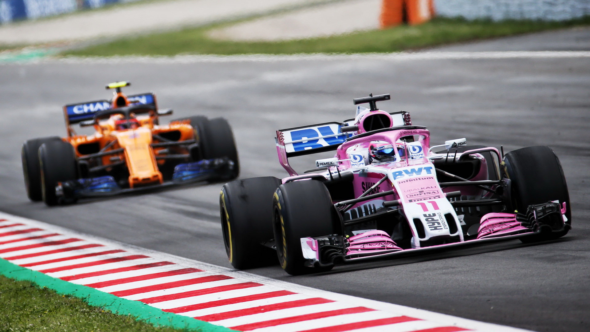 Force India měla navrch, McLaren se před ní v šampionátu ale udržel