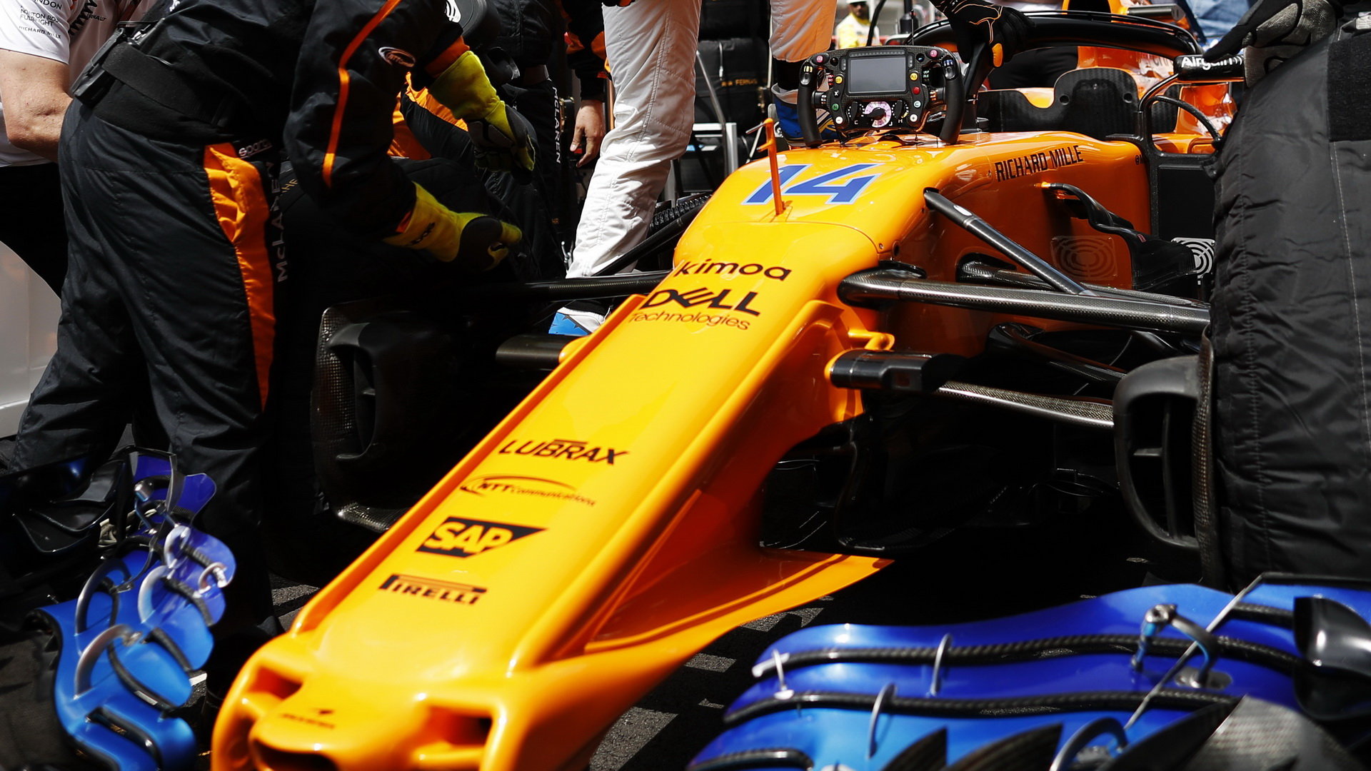 Fernando Alonso před závodem ve Španělsku