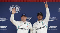 Valtteri Bottas a Lewis Hamilton po úspěšné kvalifikaci ve Španělsku