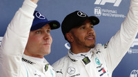 Valtteri Bottas a Lewis Hamilton po úspěšné kvalifikaci ve Španělsku