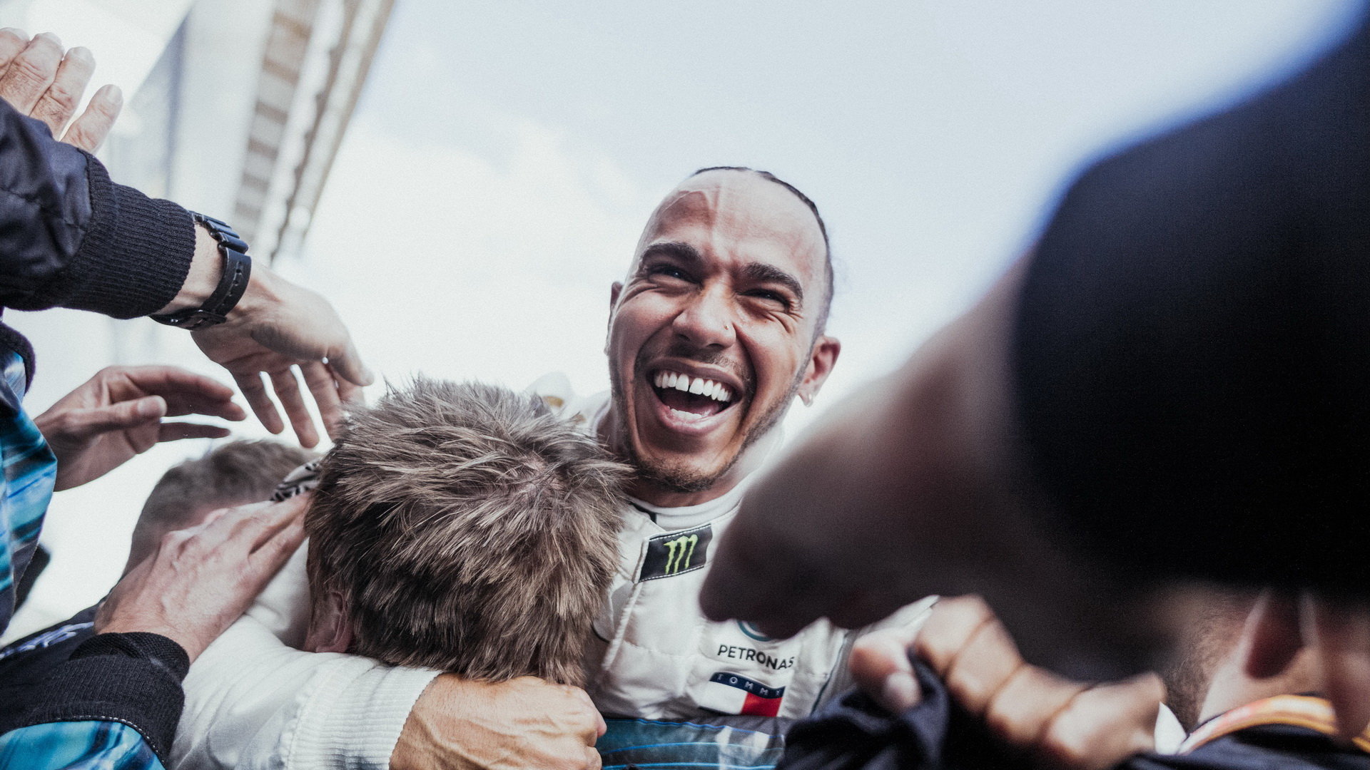 Lewis Hamilton se raduje z vítězství v závodě ve Španělsku