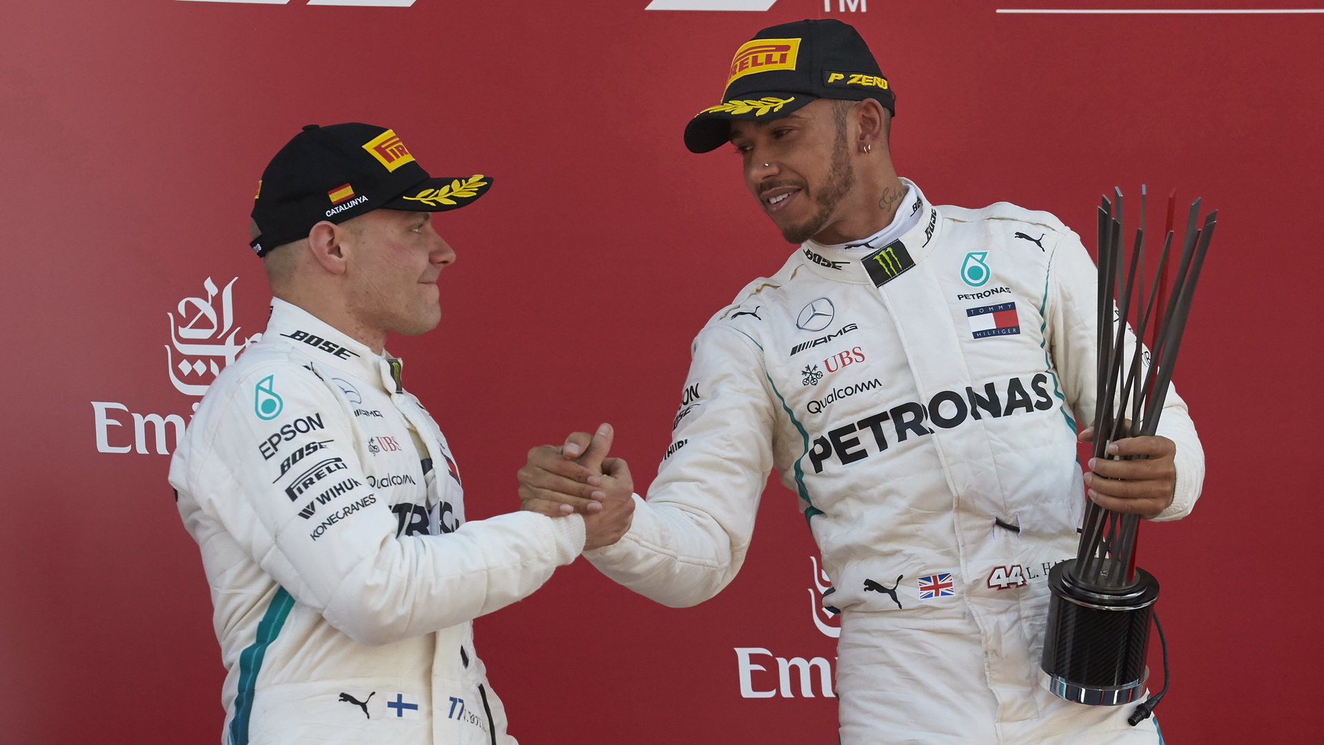 Lewis Hamilton a Valtteri Bottas na pódiu po závodě ve Španělsku