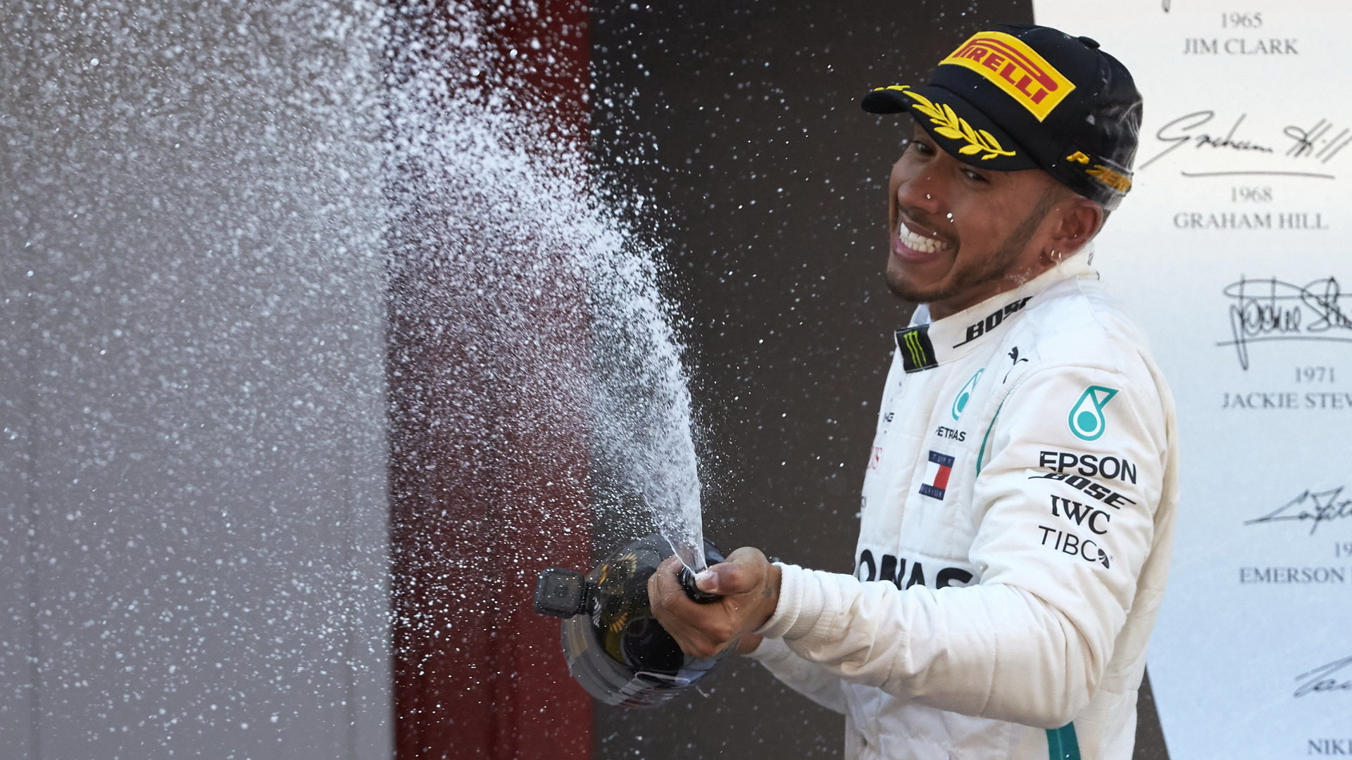 Lewis Hamilton na pódiu po závodě ve Španělsku