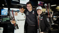 Lewis Hamilton a Valtteri Bottas slavili vítězství s Toto Wolffem po závodě ve Španělsku