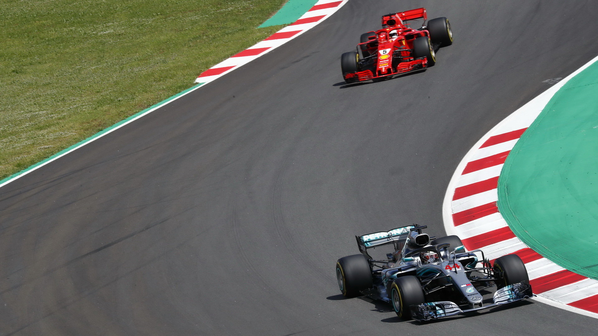 Lewis Hamilton a Sebastian Vettel v závodě ve Španělsku