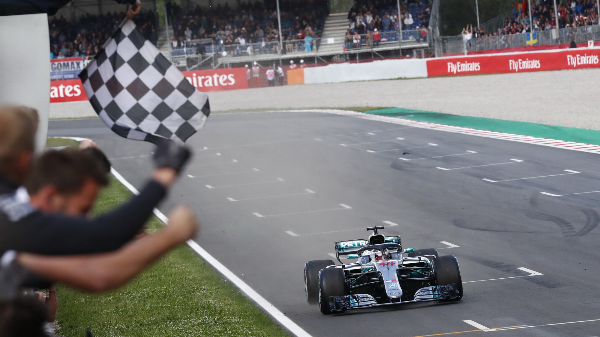 Lewis Hamilton v cíli v závodu ve Španělsku