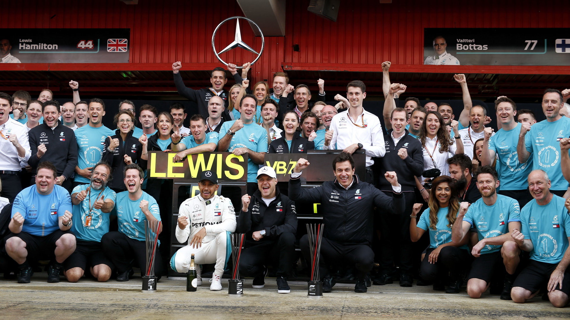 Tým Mercedes se raduje z vítězství po závodě ve Španělsku