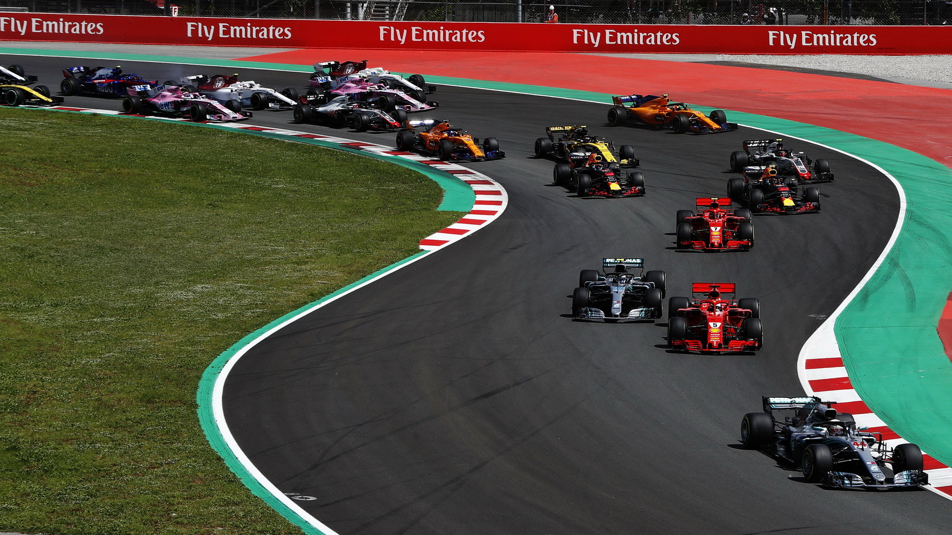 Začátek závodu nebyl z pohledu Ferrari špatný, Vettel po startu předjel Bottase