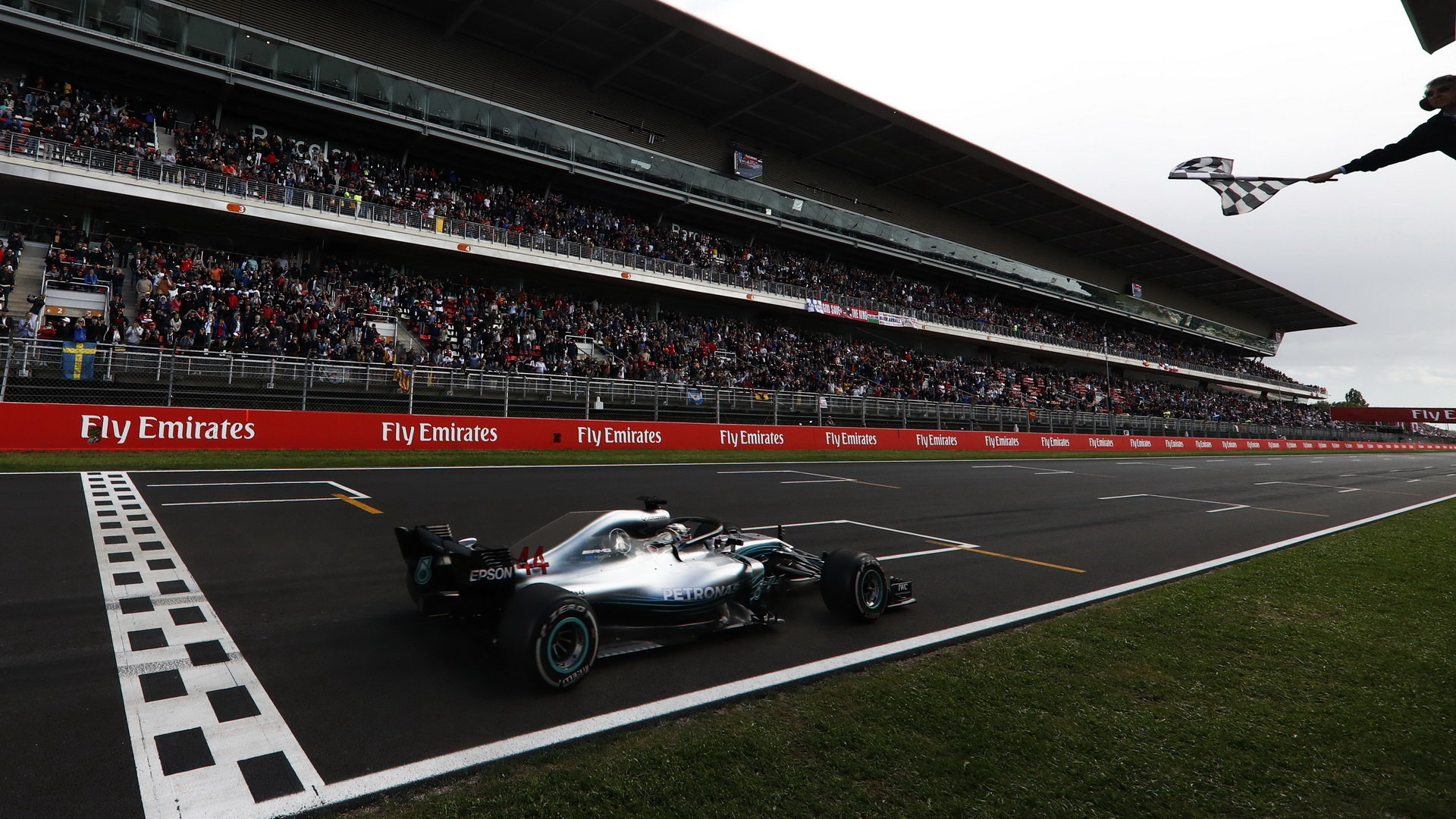 Lewis Hamilton v cíli závodu ve Španělsku