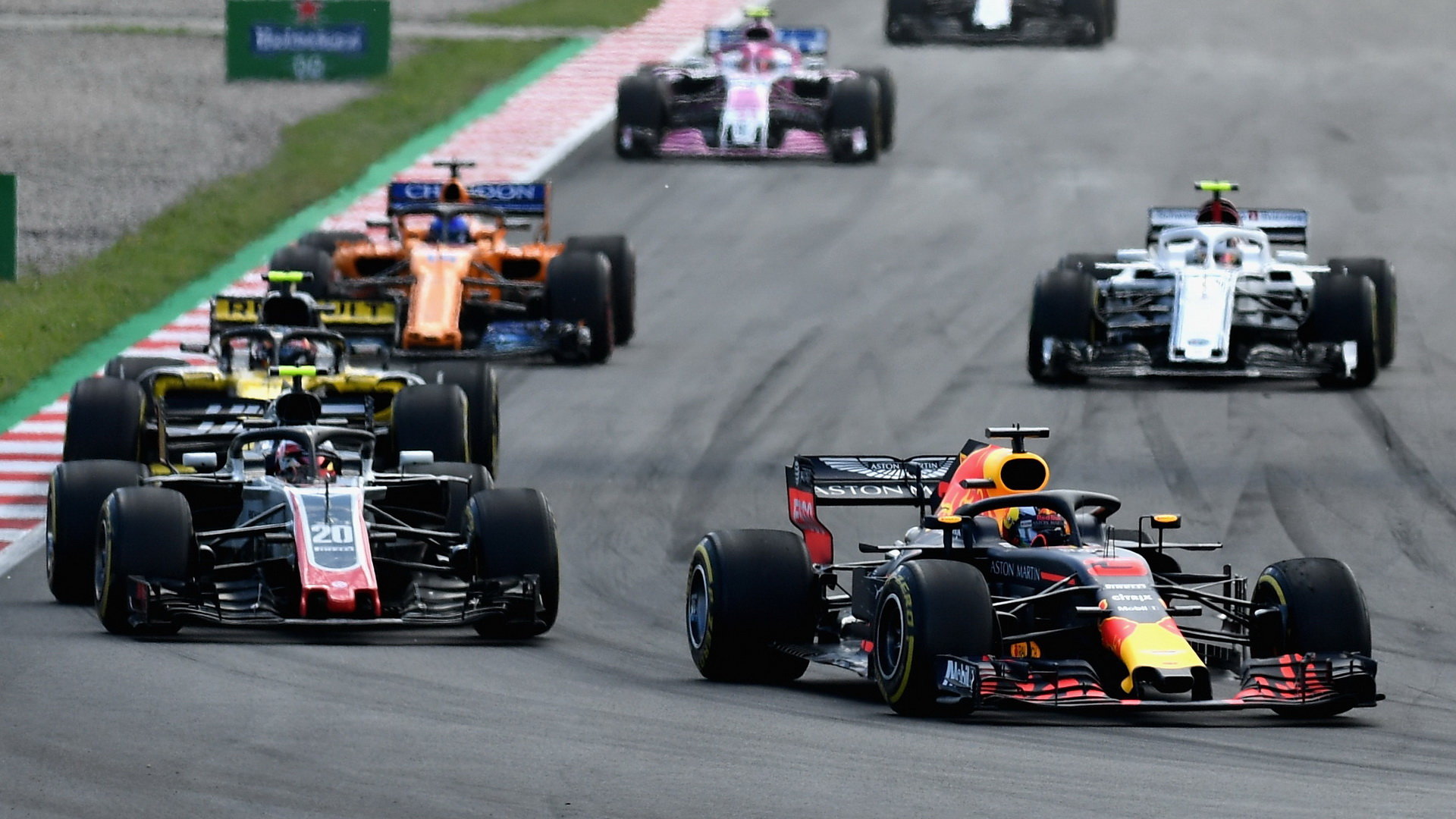 Daniel Ricciardo a Kevin Magnussen v závodě ve Španělsku