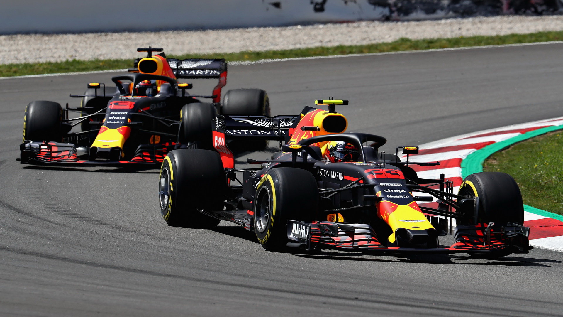 Max Verstappen a Daniel Ricciardo v závodě ve Španělsku