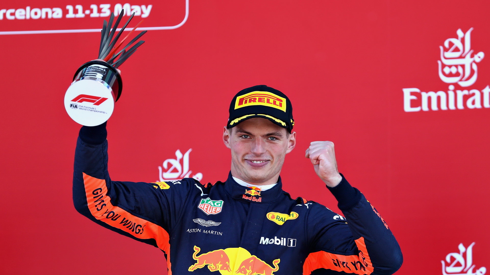 Max Verstappen se svou trofejí na pódiu po závodě ve Španělsku