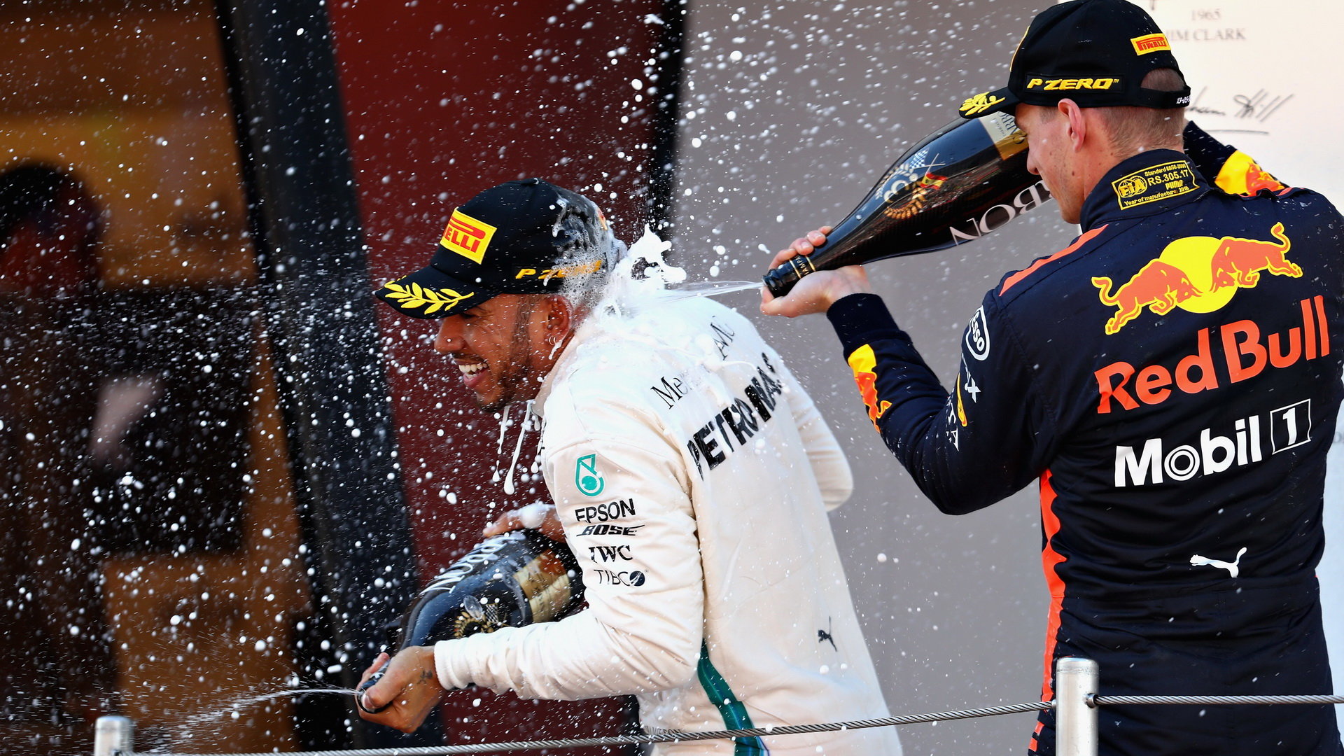 Max Verstappen a Lewis Hamilton na pódiu po závodě ve Španělsku