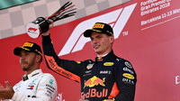 Max Verstappen na pódiu po GP Španělska