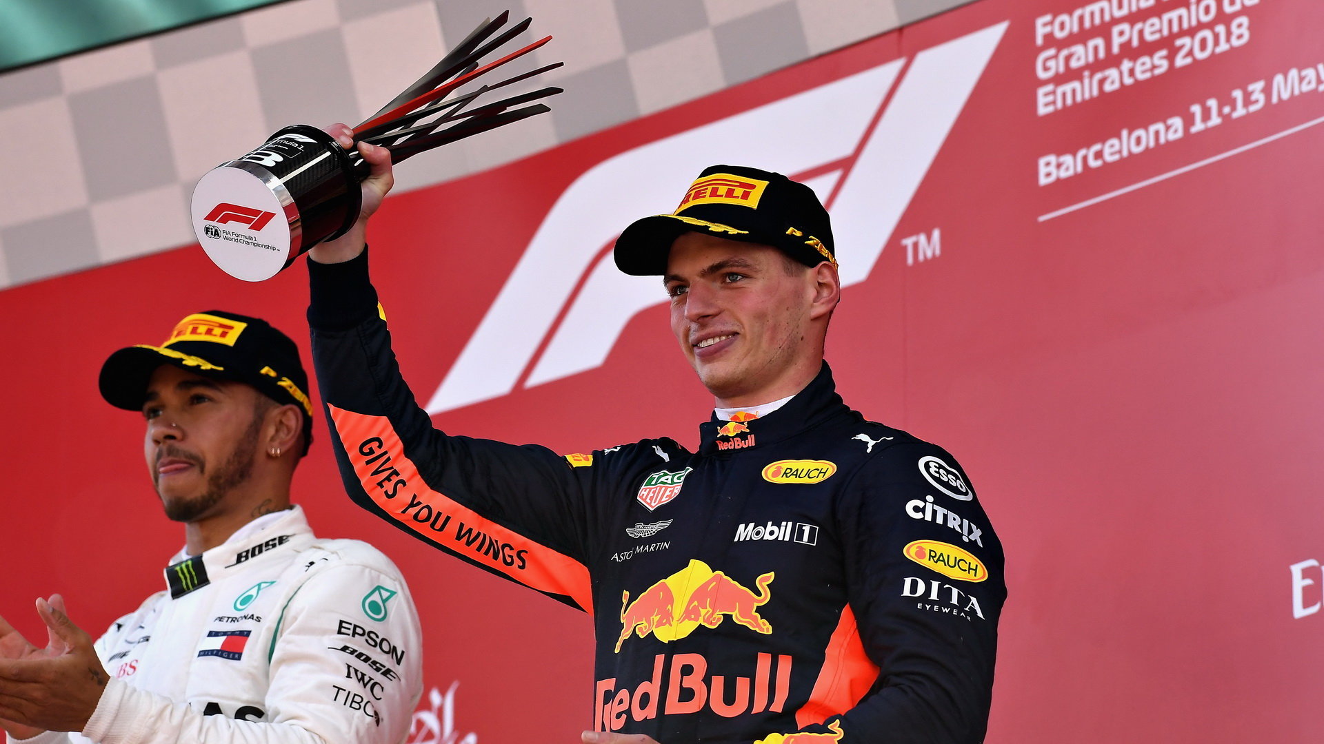 Max Verstappen se svou trofejí na pódiu po závodě ve Španělsku