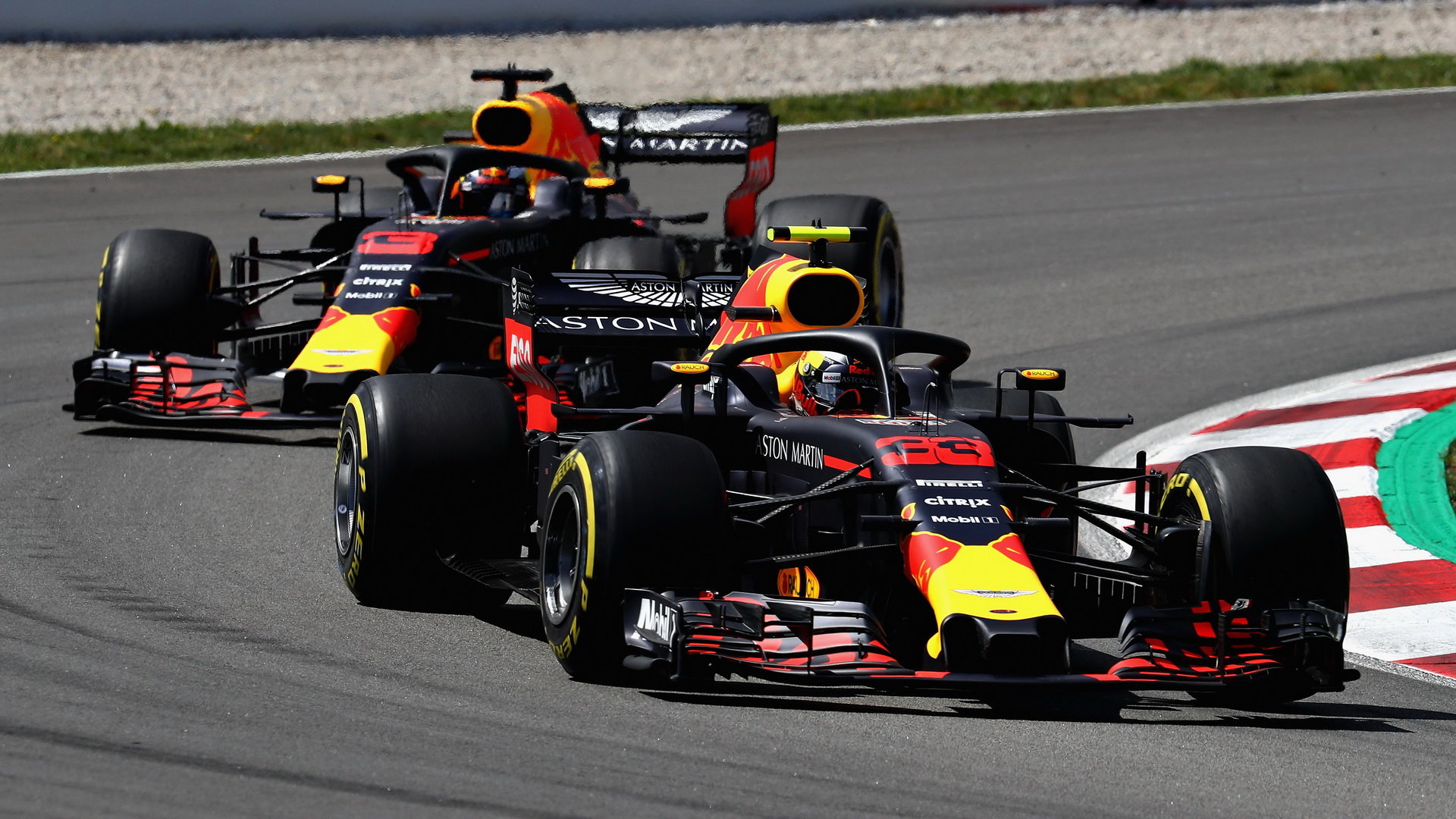 Max Verstappen a Daniel Ricciardo v závodě ve Španělsku