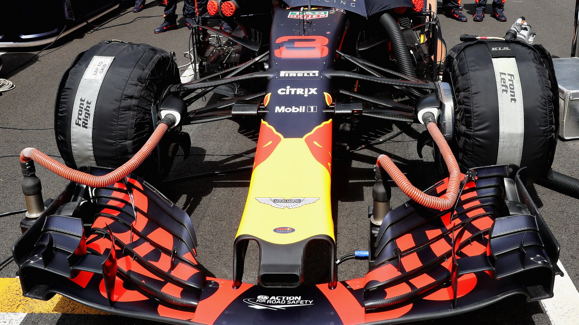Přední křídlo vozu Red Bull RB14 - Renault před závodem ve Španělsku