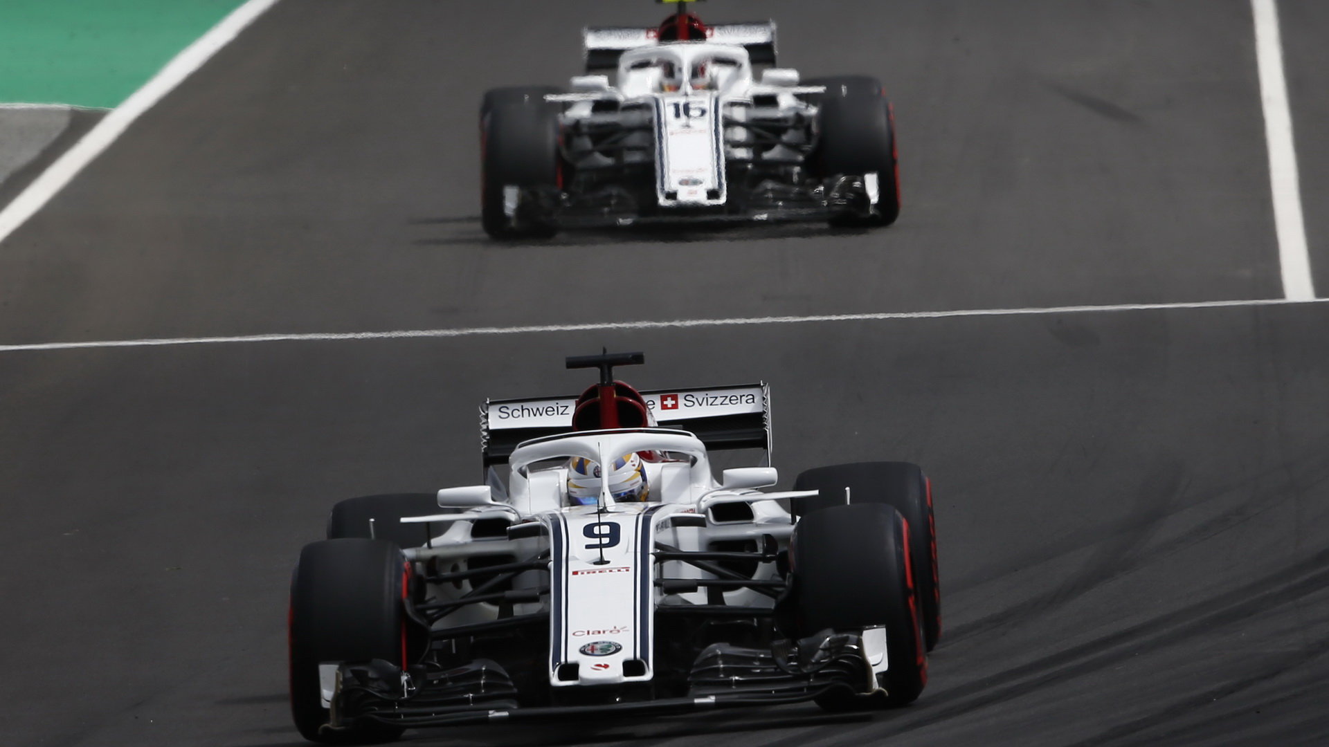 Marcus Ericsson a Charles Leclerc v kvalifikaci ve Španělsku
