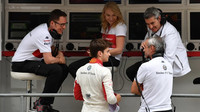 Členové týmu Sauber v kvalifikaci ve Španělsku