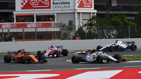 Charles Lecler, Fernando Alonso, Esteban Ocon a Lance Stroll v závodě ve Španělsku