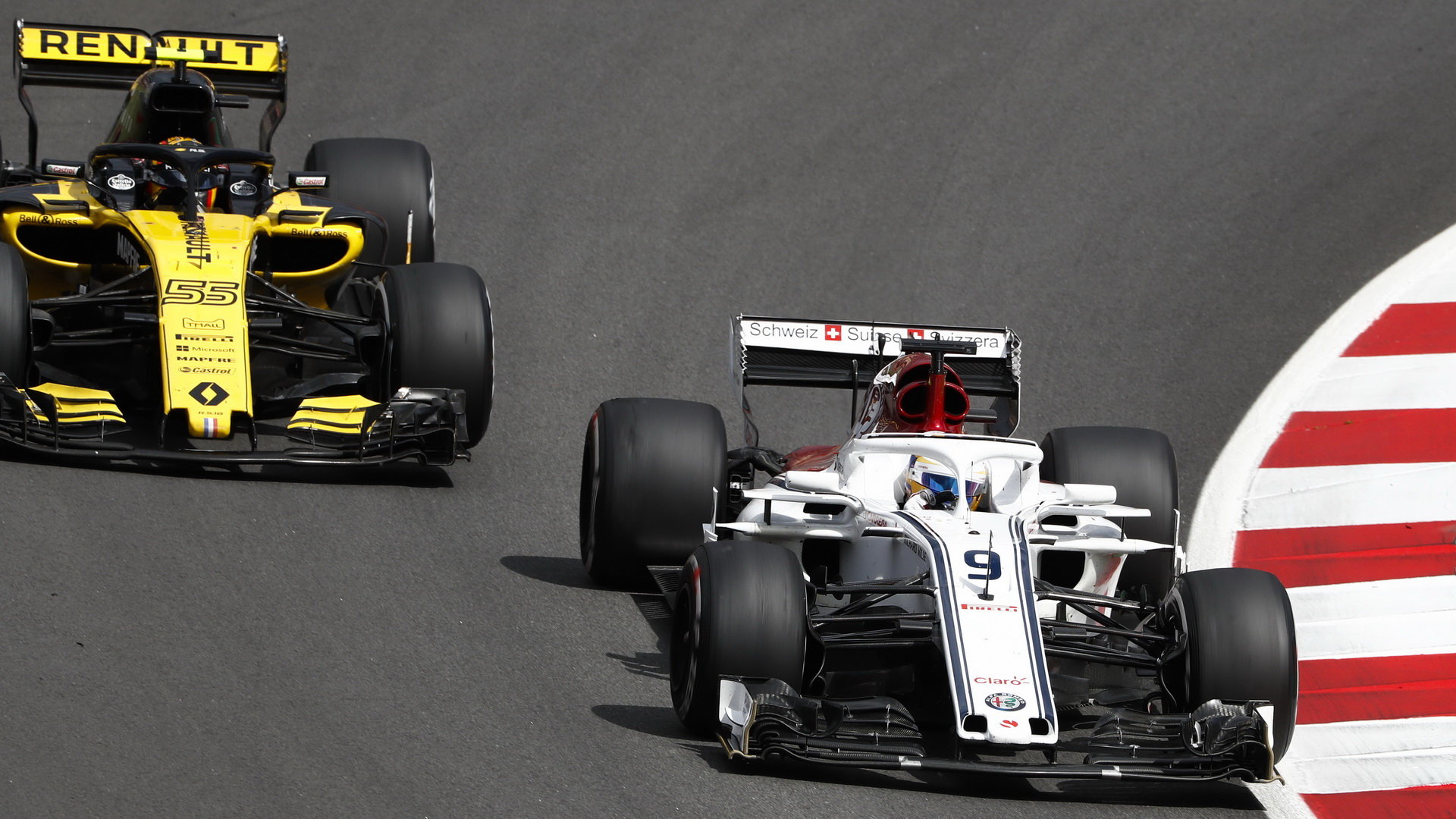 Marcus Ericsson a Carlos Sainz v závodě ve Španělsku