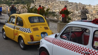 Fiat 500 se díky svým kompaktním rozměrům neztratí ani ve stísněných uličkách italských historických měst