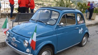 Fiat 500 se díky svým kompaktním rozměrům neztratí ani ve stísněných uličkách italských historických měst