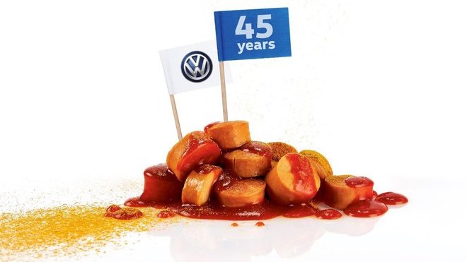 Klobásy Currywurst z produkce automobilky Volkswagen