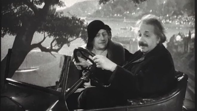 Profesor Albert Einstein se stal jedním z prvních řidičů „létajícího automobilu." Tedy alespoň na filmovém plátně