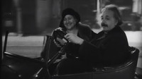 Profesor Albert Einstein se stal jedním z prvních řidičů „létajícího automobilu." Tedy alespoň na filmovém plátně