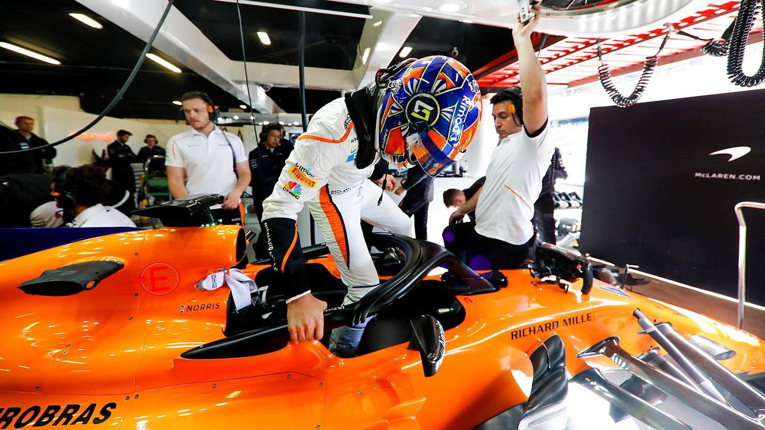 Lando Norris usedá do McLarenu MCL33 při sezónních testech v Barceloně