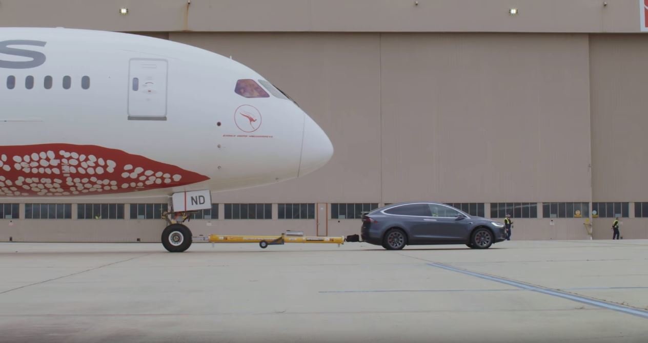 Tesla Model X dokázala utáhnout obří Boeing 787-9 Dreamliner