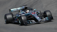 Lewis Hamilton v prvním dni testů v Barceloně