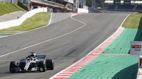 Lewis Hamilton v prvním dni testů v Barceloně