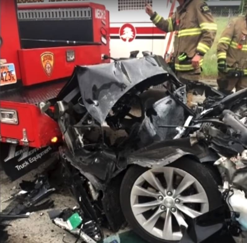 Elektromobil Tesla Model S s aktivovaným Autopilotem narazil do hasičské cisterny při rychlosti přes 90 km/h