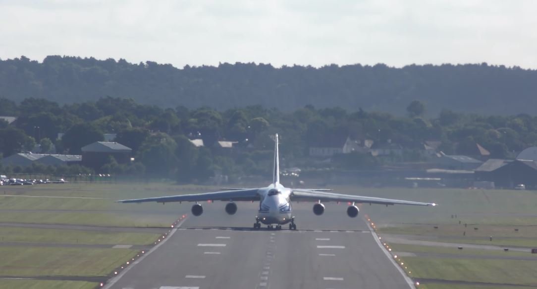 Antonov An-124 je největší sériově vyráběné transportní letadlo na světě