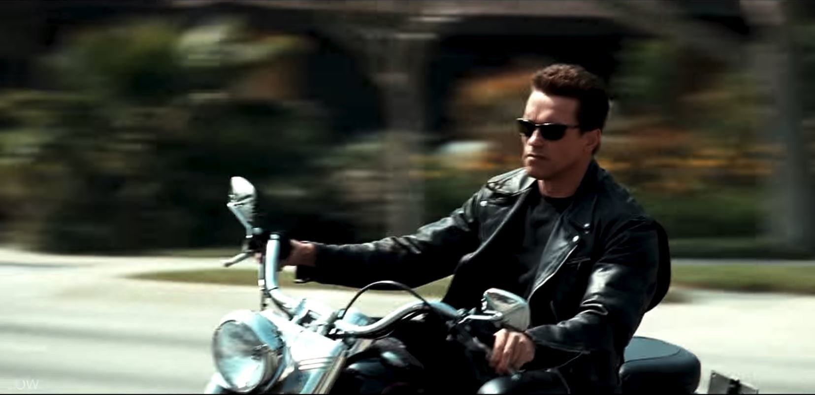 Arnold Schwarzenegger na stroji Harley-Davidson FLSTF Fat Boy během natáčení filmu Terminátor 2: Den zúčtování