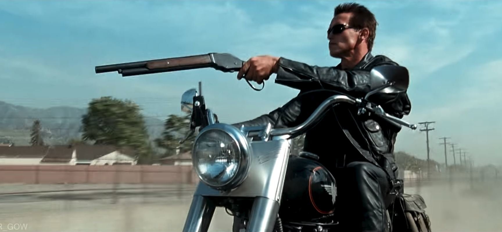 Arnold Schwarzenegger na stroji Harley-Davidson FLSTF Fat Boy během natáčení filmu Terminátor 2: Den zúčtování