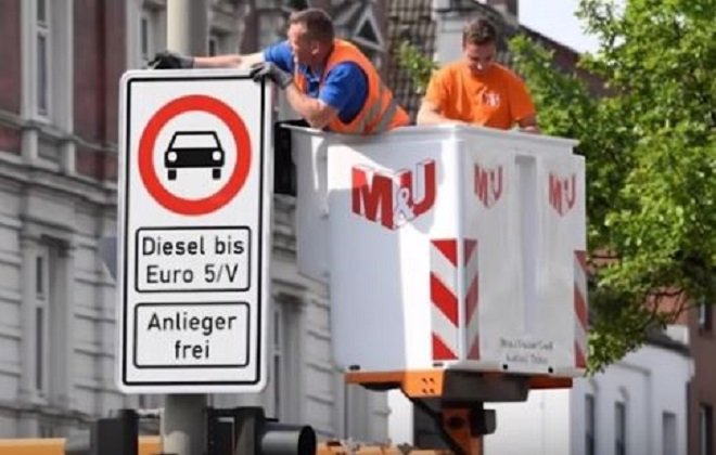 Ulice Hamburgu lemují nové značky zakazující vjezd vozidel s dieselovými motory, město tak chce chránit zdraví obyvatel