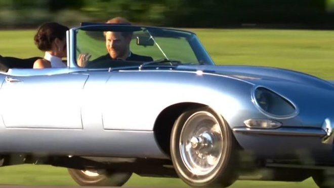 K cesta na svatební hostinu si novomanželé vybrali elektrický Jaguar E-Type