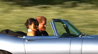 K cesta na svatební hostinu si novomanželé vybrali elektrický Jaguar E-Type