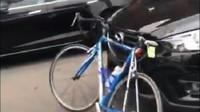 Cyklista objevil v dopravní zácpě ukradené auto své ženy