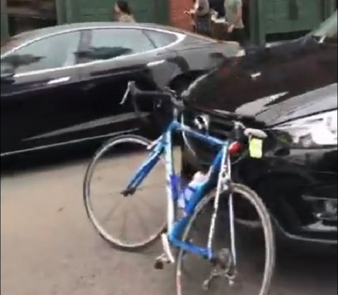 Cyklista objevil v dopravní zácpě ukradené auto své ženy