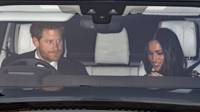 Princ Harry a Meghan Markle za volantem Land Roveru Discovery