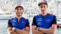 Pierre Gasly a Brendon Hartley v Monaku