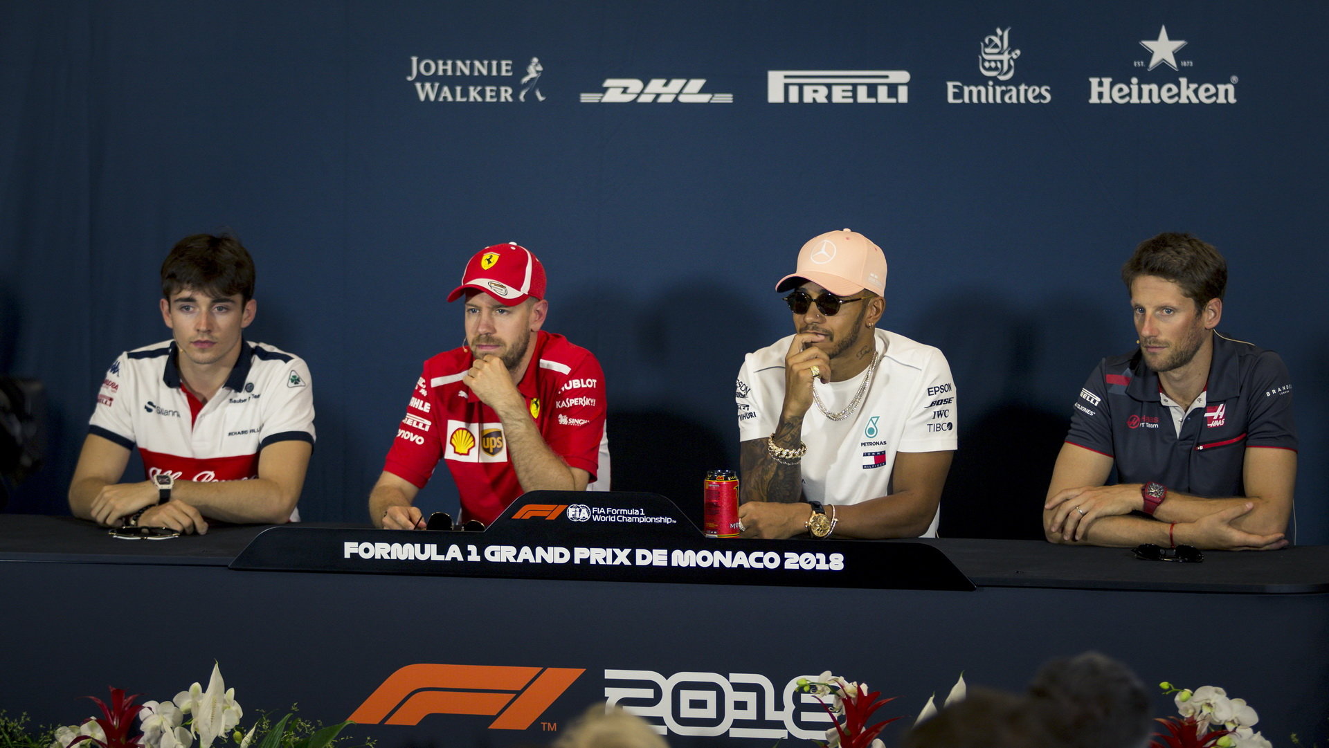 Charles Leclerc se Sebastianem Vettelem (první dva zleva) na tiskové konferenci v Monaku