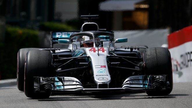 Lewis Hamilton během tréninku v Monaku