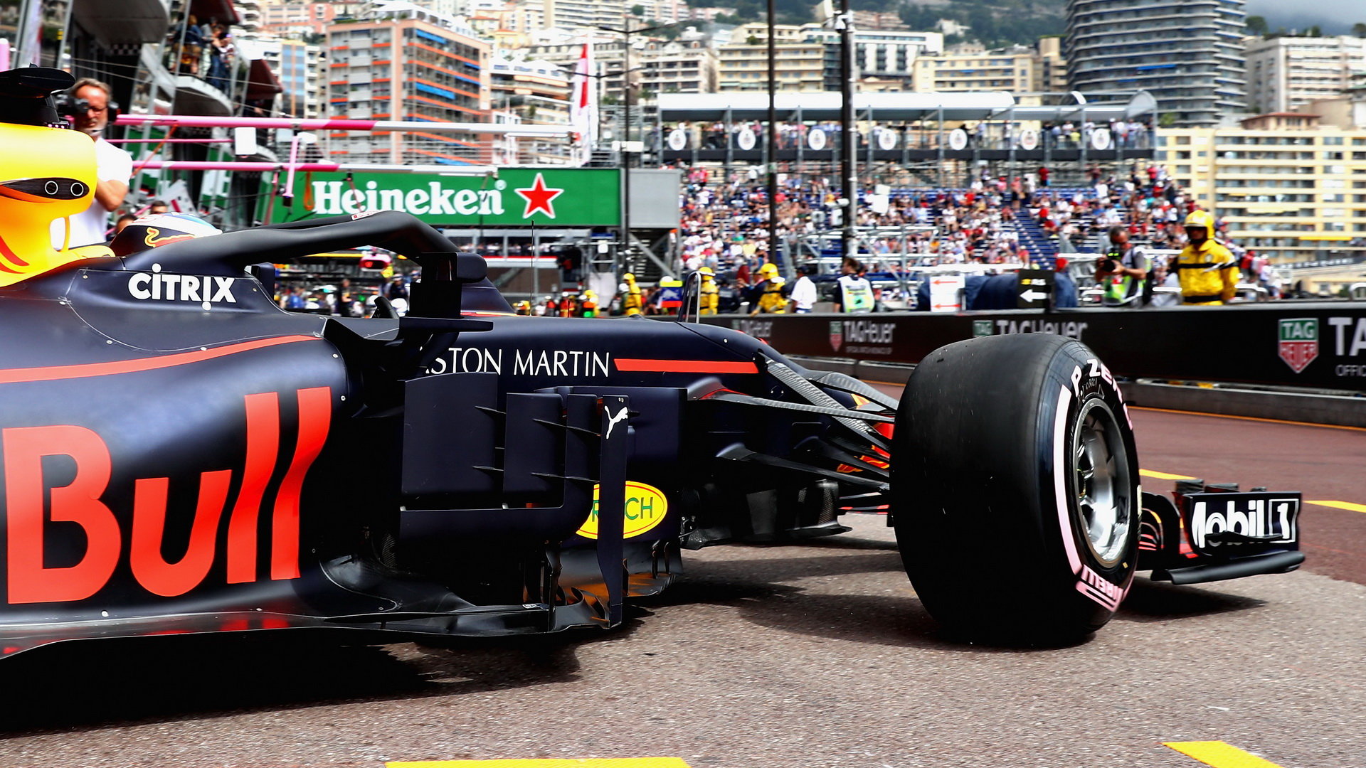 Max Verstappen opouští garáž Red Bullu během tréninku v Monaku