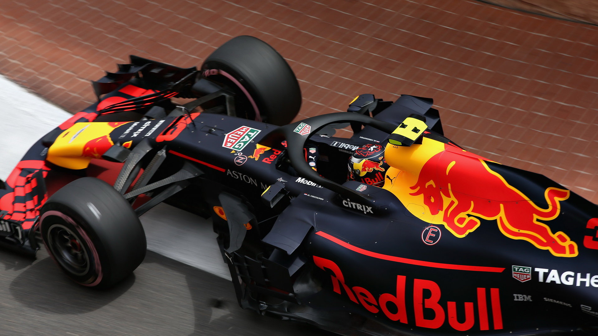 Max Verstappen s Red Bullem v Monaku