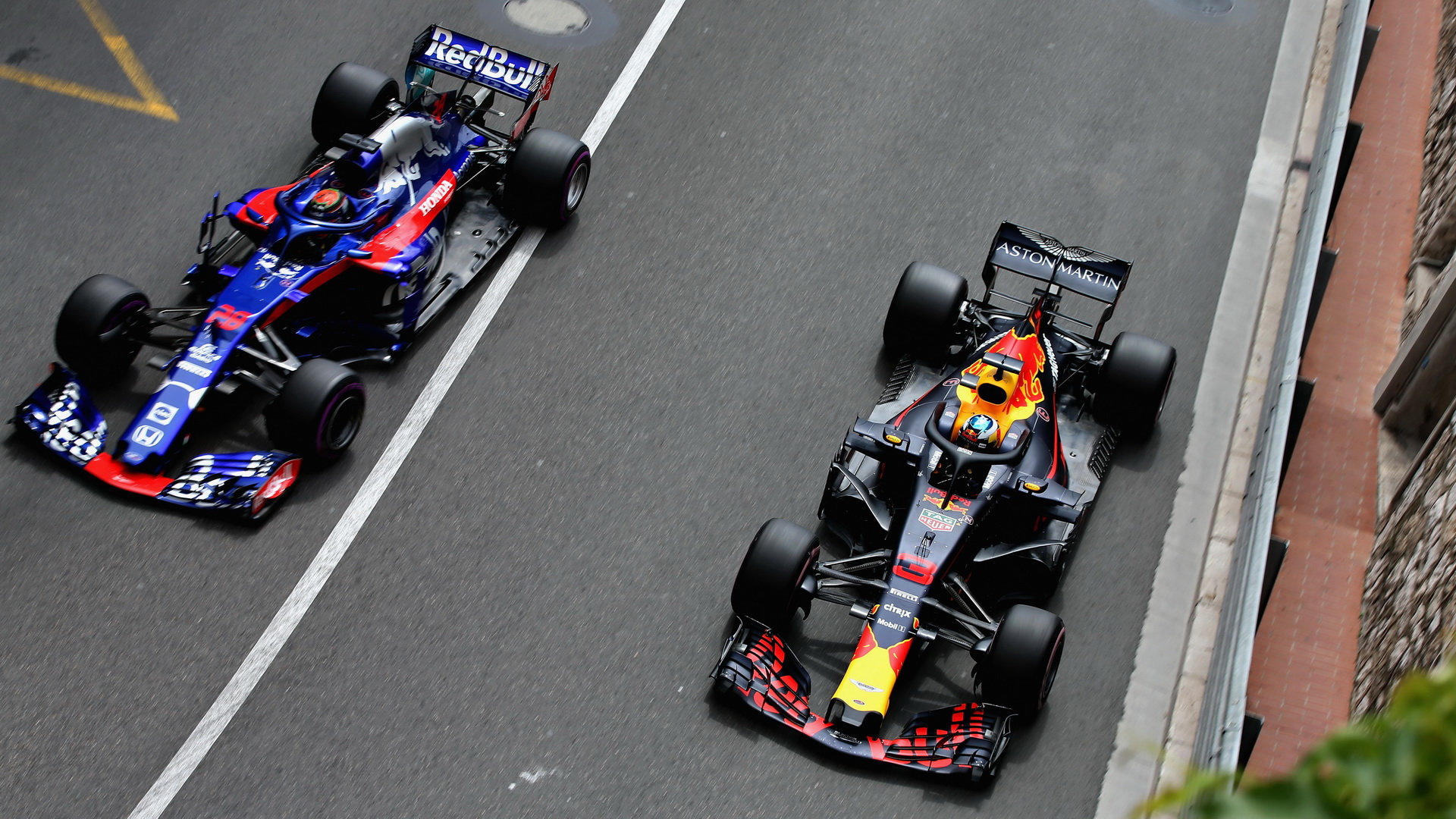 Daniel Ricciardo a Brendon Hartley v tréninku v Monaku